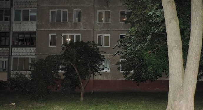 В Гродно ребенок выпал из окна пока его мать выпивала с друзьями