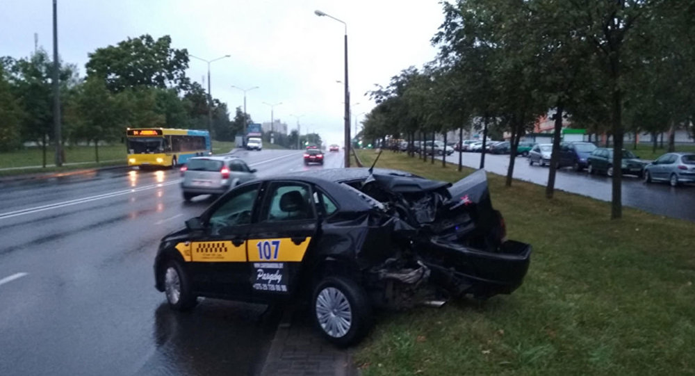 В Гродно таксист врезался в столб