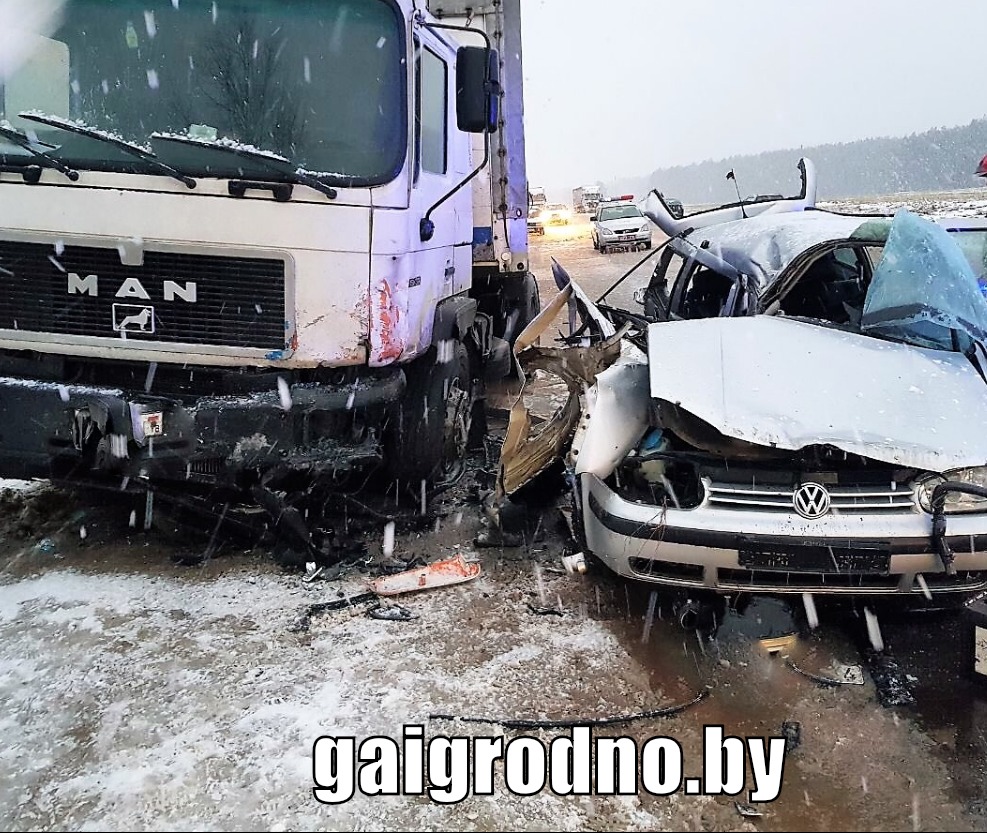 В Лиде автомобиль врезался в стоящий грузовик: водитель легковушки в реанимации