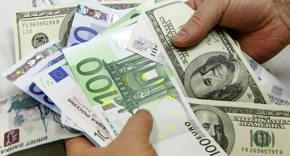На торгах 1 апреля доллар и евро подорожали