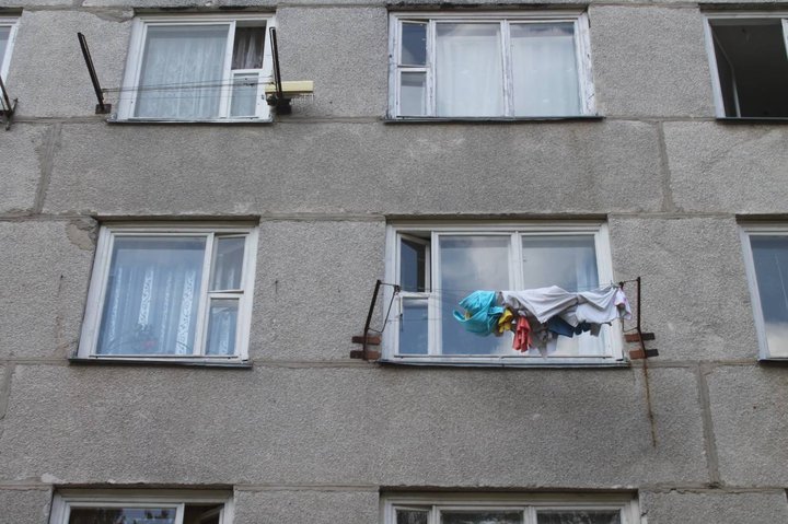 В Березовке женщина вытолкнула в окно соседку за то, что та жаловалась на жизнь