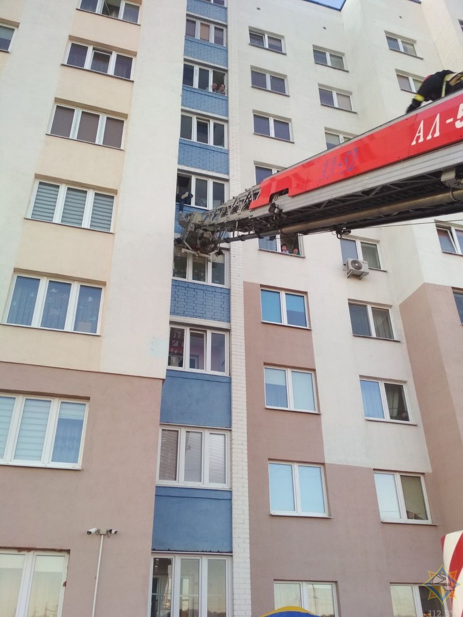 В Гродно 25-летний парень повис на балконе