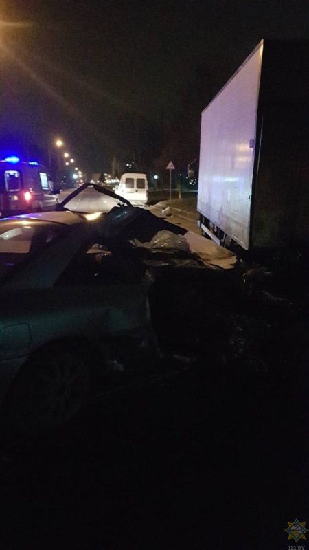 В Лиде пассажира крайслера зажало в салоне после столкновения с грузовиком