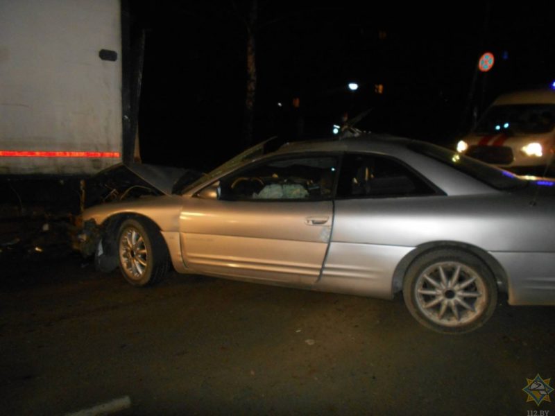 В Лиде пассажира крайслера зажало в салоне после столкновения с грузовиком