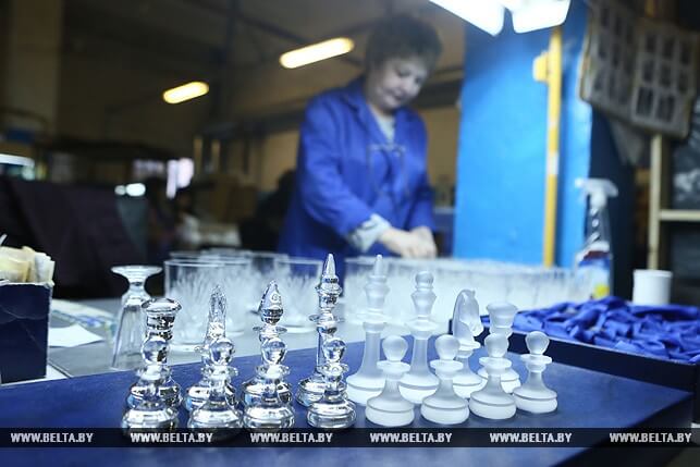 На стеклозаводе Неман начали выпускать хрустальные шахматы