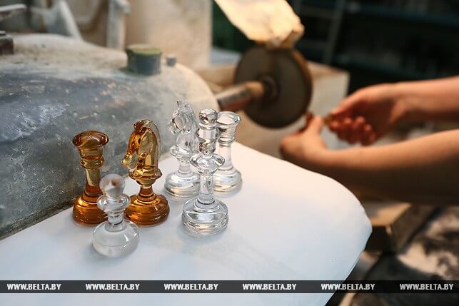 На стеклозаводе Неман начали выпускать хрустальные шахматы