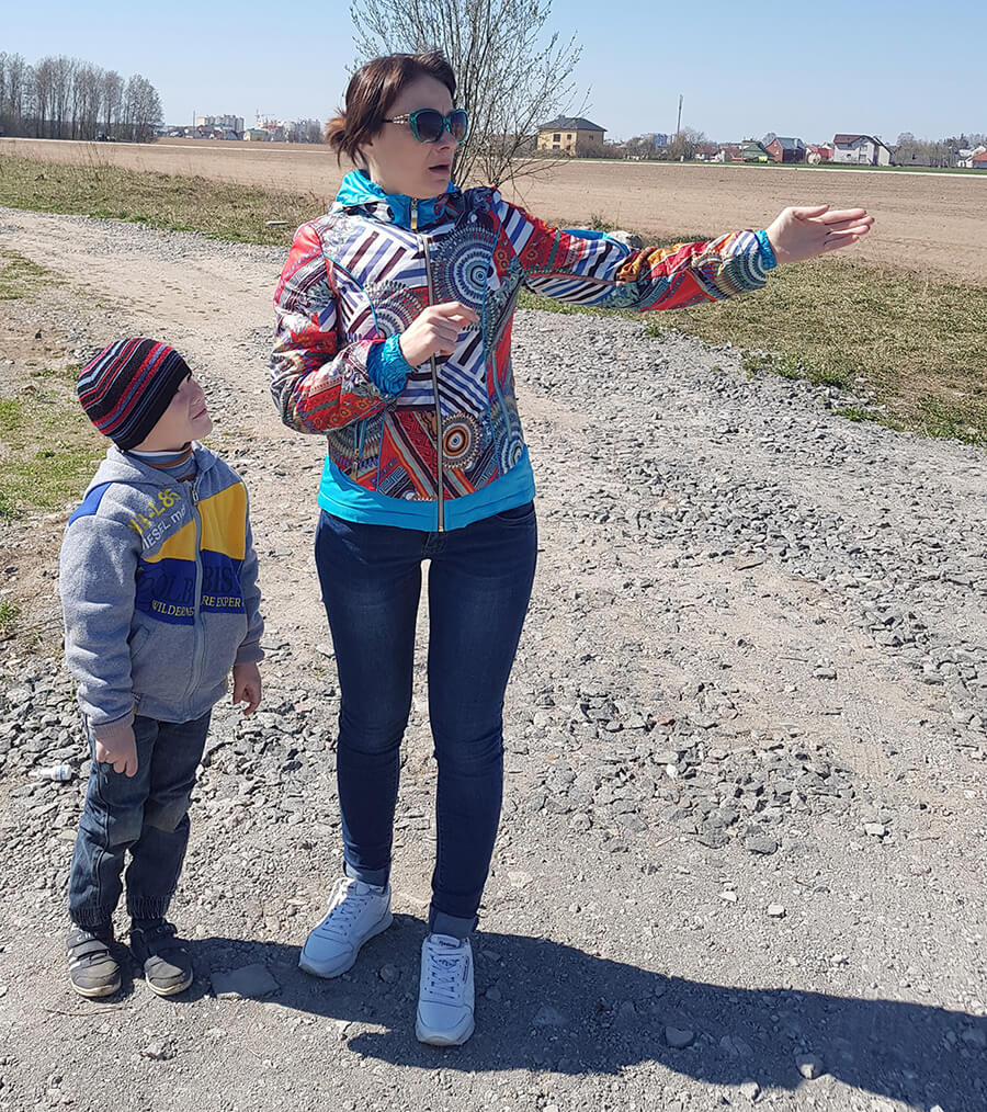 Ольга Пилинко с пятилетним сыном на месте, где должна проходить улица Липеньская.