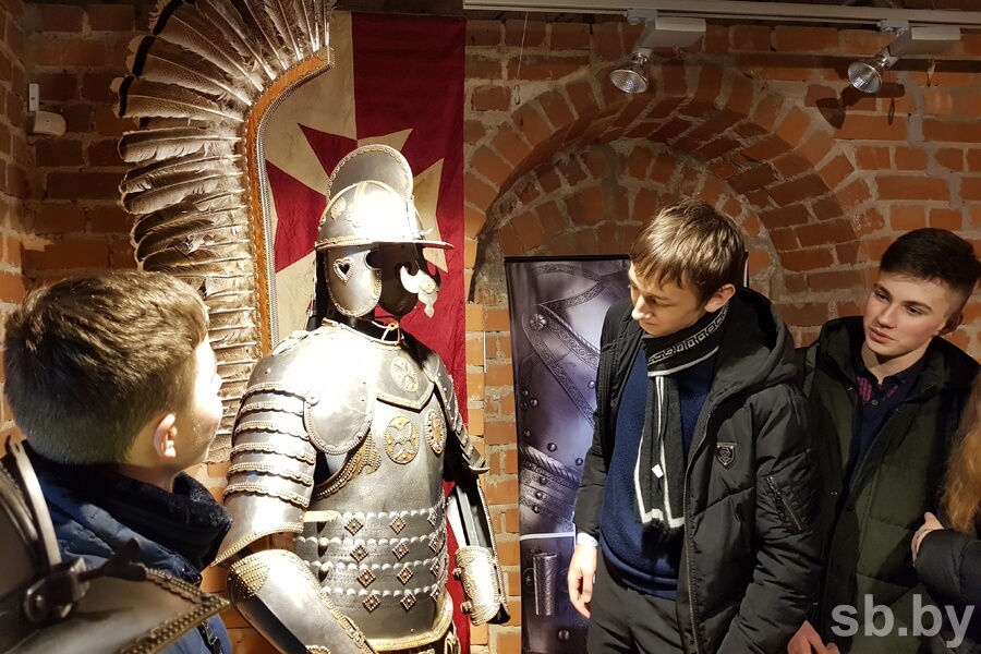 В Лидском замке проходит выставка средневековых доспехов