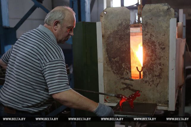 Потомственный мастер из Березовки создает шедевры из стекла