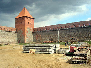 Варварская «реставрация» Лидского замка шокирует [ФОТО]